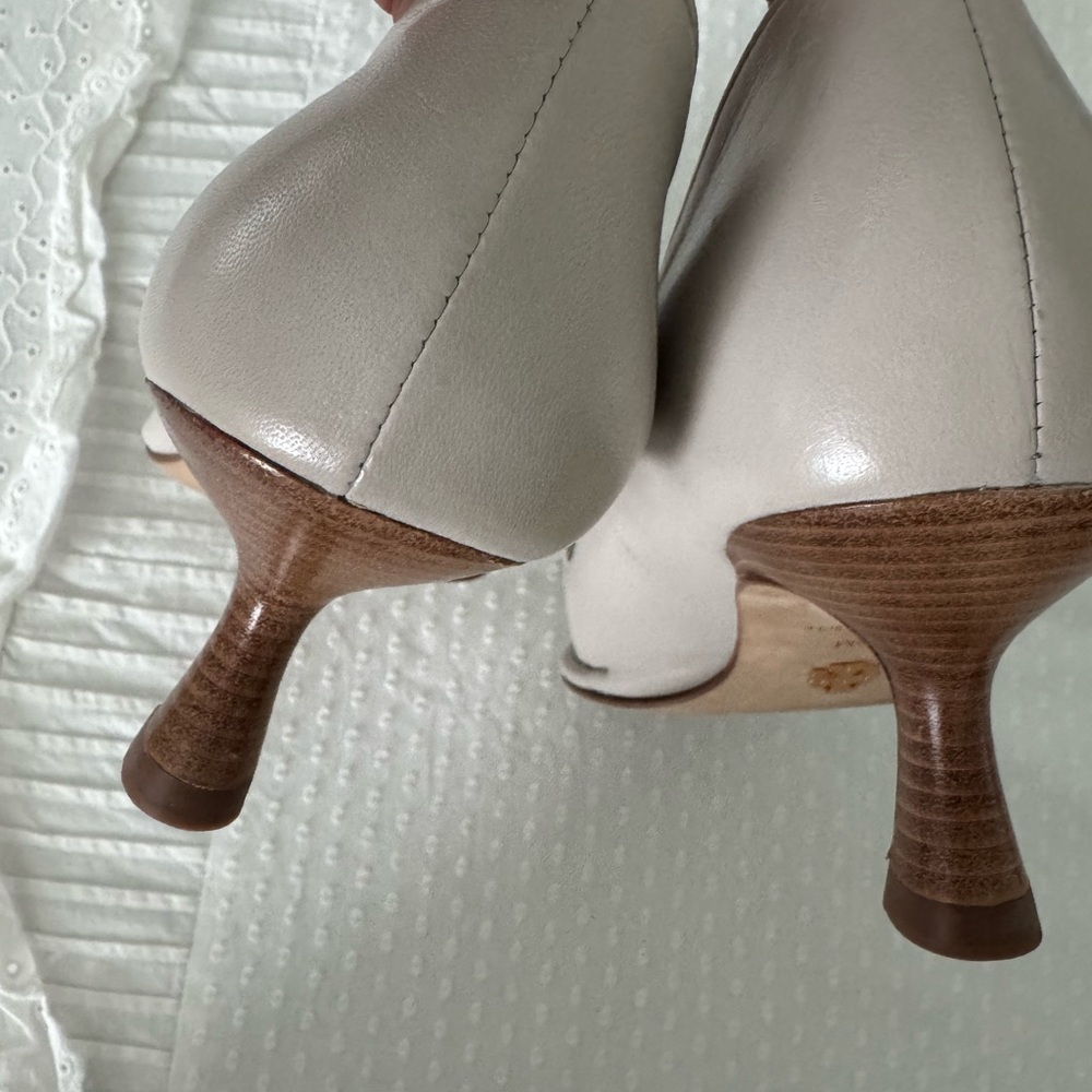 Tory Burch Ivory Loafers with Gold Chain Detail - Picture 4 of 7